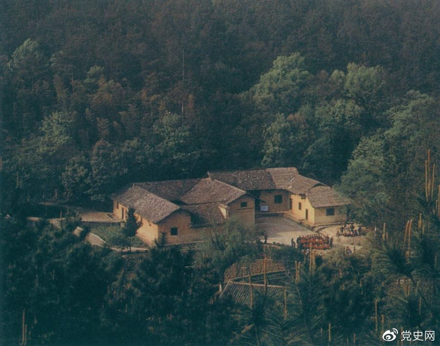 毛澤東故居——湖南省湘潭縣韶山?jīng)_上屋場(chǎng)。1893年12月26日，毛澤東在這里誕生。